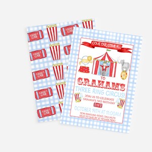 Op de afbeelding: Een uitnodiging op een blauw-witte ruitjespatroon met een rood-witte circustent, een leeuw, een olifant en een circusdirecteur. De tekst luidt "Kom allemaal naar Grahams Drie Ring Circus! Doe met ons mee om Grahams 3e verjaardag te vieren. 14 oktober om 11:00 uur. 1234 Ringling Road, Dallas, TX. RSVP naar Shelby op 123-456-7890."