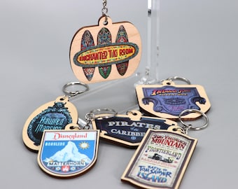 Llaveros con réplicas de letreros de atracciones de Disneyland
