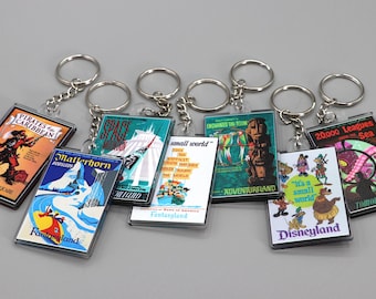 Llaveros réplica de carteles de atracciones clásicas de Disney