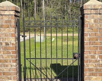 Cubierta de privacidad personalizada para puerta con dobladillos y ojales/12'' y un recorte para pomo de puerta.