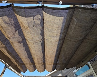 Toldo retráctil Wave Shade: reemplazo de pérgola marrón, transpirable y económico.
