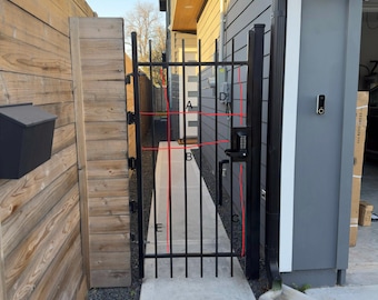 Mampara de privacidad Custom Gate: Panel de malla negra con recorte para pomo de puerta