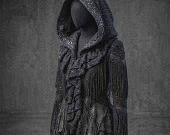 ゴススパークルフリンジフード付きジャケット、アシンメトリーティアードスチームパンクフェスティバルケープ、女性用ダークソーサレス衣装、レイブウェアユニークデザイナーコート