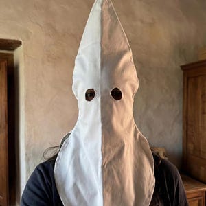 verdugo medieval blanco, máscara con capucha, capirote, peste negra, disfraz de Halloween, inquisidores