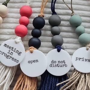 Percha para pomo de puerta, letrero acrílico para oficina, regalo estilo cottagecore, borla de bienvenida a casa, letrero personalizado para puerta, decoración rústica para el hogar, regalo para casa nueva. imagen 3