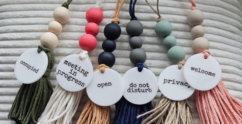Percha para pomo de puerta, letrero acrílico para oficina, regalo estilo cottagecore, borla de bienvenida a casa, letrero personalizado para puerta, decoración rústica para el hogar, regalo para casa nueva. imagen 3