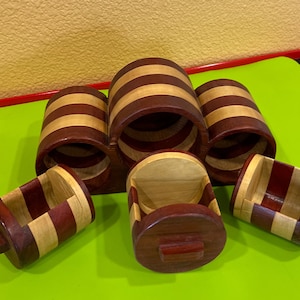 Scatola portagioie in legno fatta a mano con 3 cassetti, 2 colori, dal design unico, con sega a nastro. Realizzata artigianalmente. Scatola porta orecchini in legno scuro e chiaro.