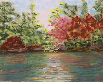 9,5x7 Original handgemaltes Pastell, Morgensonnenlichtstrahl auf dem See, Landschaft, Blumenbäume, rosa und blauer Himmel, Wasser, Bäume, heiter