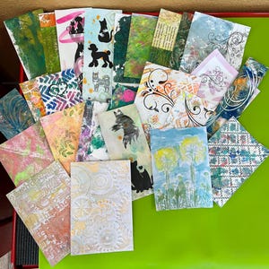 25 collages de tarjetas pintadas a mano abstractas, diario basura, técnica mixta, efímeras, álbumes de recortes, papeles texturizados de collage Gelli, varios tamaños, n.° 319