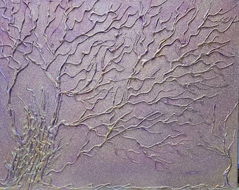 Könnte beinhalten: Texturiertes abstraktes Kunstwerk mit einem Baum mit verschlungenen, detaillierten Ästen. Das Kunstwerk verwendet eine Farbpalette aus Lila und Gold mit einem glitzernden, schimmernden Effekt. Die Form des Baumes ist erhaben und erzeugt einen 3D-Effekt.