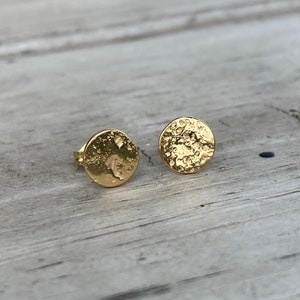 Sand textured studs