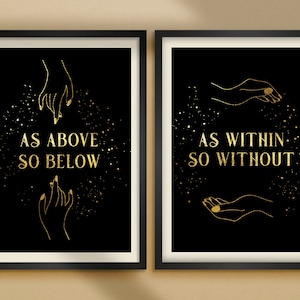 Peut inclure: Deux impressions encadrées avec des fonds noirs. L'impression de gauche présente le texte "AS ABOVE SO BELOW" avec des dessins de mains dorées. L'impression de droite a le texte "AS WITHIN SO WITHOUT" avec des illustrations de mains dorées.