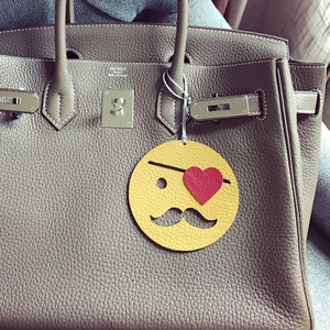 Skórzana zawieszka na torbę z motywem emoji Pirate in Love