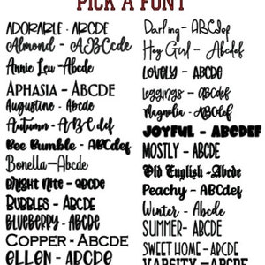 Op de afbeelding: Een zwart-wit afbeelding met de tekst "PICK A FONT" bovenaan. De afbeelding toont een verscheidenheid aan lettertypen met de naam van het lettertype en de letters "ABCDE" of "ABCDEF" in het lettertype.
