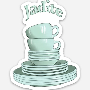 Puede incluir: Una pila de platos y tazas de cerámica verde azulado con la palabra "Jadeite" escrita en una fuente caprichosa encima.