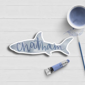 Requin Cape Cod Chatham Autocollant| Nautique| Cape Cod| Nantucket| Marthas Vineyard| Imperméable à l’eau| Matte Laminated| Autocollant de bouteille d’eau pour ordinateur portable|