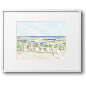 Puede incluir: Una pintura de acuarela de una escena de playa con una valla de madera y un camino que conduce al océano. El agua es azul y el cielo es azul claro con nubes blancas. La arena es marrón claro y la hierba es verde.