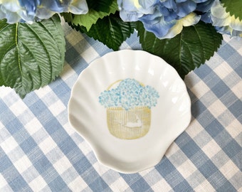 Hydrangea Nantucket Basket Shell Dish: Coastal Home Decor