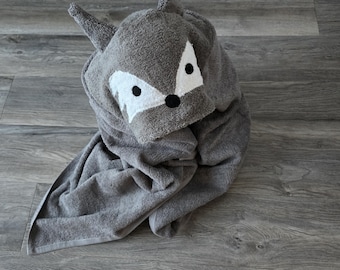 Gepersonaliseerde grijze vos handdoek met capuchon: kinderbadhanddoek van katoenmix