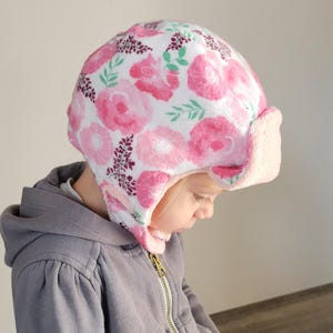 Gorro de invierno floral para niña: gorro de franela con orejeras (12-24 meses)