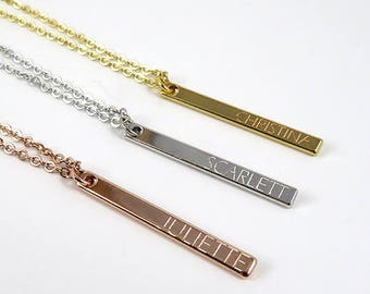 Könnte beinhalten: Drei Halsketten aus Gold, Silber und Roségold mit personalisierten Bar-Anhängern. Die Anhänger sind mit den Namen "Juliette", "Scarlett" und "Madison" graviert.