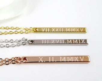 Personalisierte vertikale Custom-Halskette, römische Ziffern Bar Halskette, Hochzeitsdatum, LongCharm, College-Abschlussgeschenk, Abitur