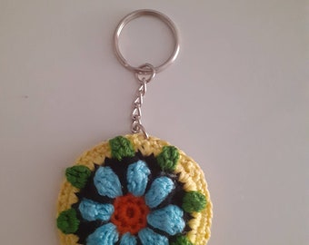 Llavero con flor de fondo amarillo. Yellow flower keychain