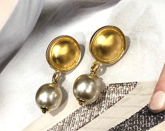 Vintage BreakthroughS Dangling Earrings - Ivory Pearl Color Round