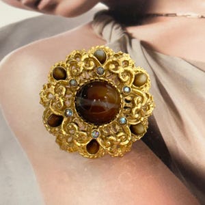 VINTAGE SPHINX Brooch - Neo Classic Round Brown Crystal