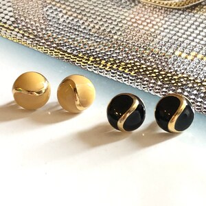 VINTAGE Ohrringe – Paar runde beige-ockerfarbene und schwarze Paare