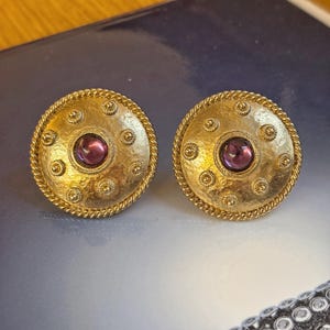 Vintage Sphinx Clip-Ohrringe – Rund, Lila