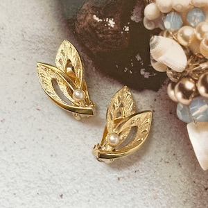 VINTAGE Clip-on Earrings - Pearl Leaf