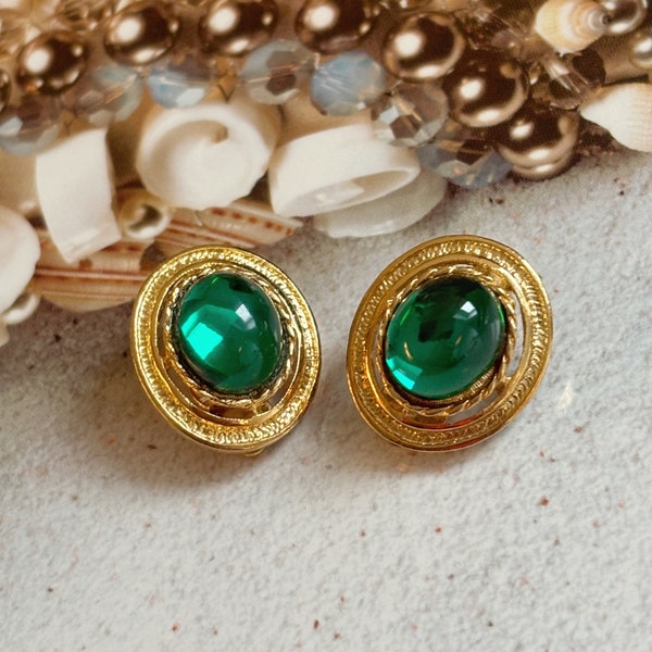 VINTAGE Clip-on Earrings - Green Oval