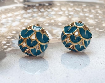 Puede incluir: Un par de pendientes de oro con un diseño de esmalte azul verdoso. El diseño presenta un grupo de pequeñas hojas superpuestas.