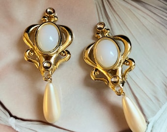 VINTAGE SPHINX Clip-on Drop Earrings - Neo Classic Pearl White Color