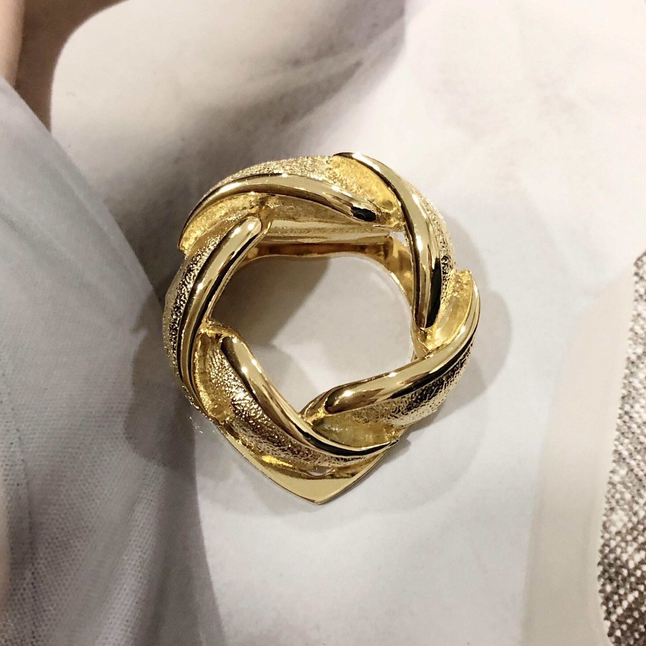Ancienne Broche Foulard Filigrane - 5 Cm Sur 1,8 Cm - Métal Doré