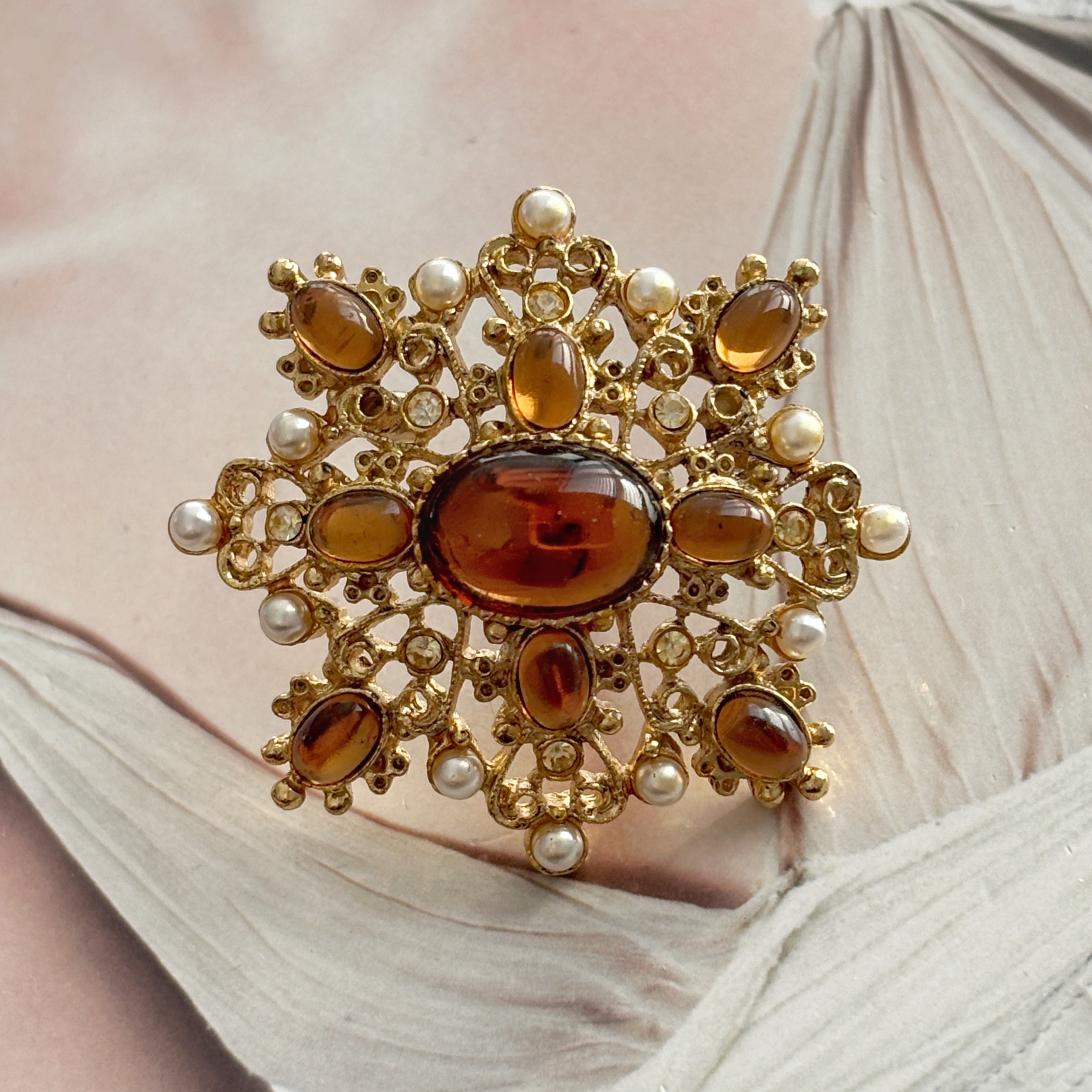 Broche Fantaisie Vintage - Métal Doré - Accessoire Rétro Collection