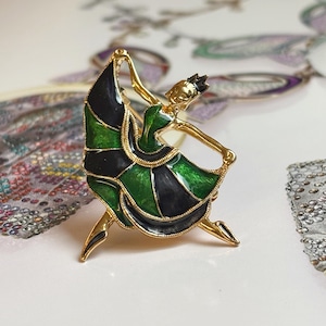 Laufey pin ピンバッジ Laufey Pin Button Set - 15K | TikTok
