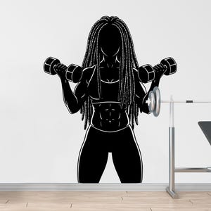 Può includere: Illustrazione in bianco e nero di una persona che solleva manubri. La figura ha lunghi dreadlocks e indossa abiti da allenamento. Una panca e un bilanciere sono sullo sfondo, suggerendo un ambiente da palestra.