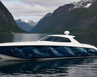 Könnte beinhalten: Ein weißes Motorboot mit blauem Wellendesign auf dem Rumpf schwimmt auf ruhigem Wasser. Das Boot hat ein schlankes Design mit einem Radardom auf der Oberseite. Berge mit schneebedeckten Gipfeln befinden sich im Hintergrund unter einem bewölkten Himmel.