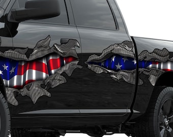 Könnte beinhalten: Ein schwarzer Pickup mit einem Carbonfaser- und US-Flaggen-Aufkleber an der Seite. Der Aufkleber zeigt die Flagge, die aufgerissen ist, um die darunter liegende Carbonfaser freizulegen.