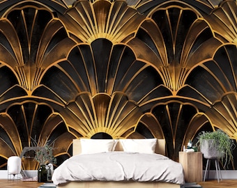 Könnte beinhalten: Schlafzimmer mit einer schwarzen und goldenen Wand im Art-Deco-Stil. Die Wand zeigt ein sich wiederholendes fächerartiges Muster. Vor der Wand befindet sich ein Bett mit weißer Bettwäsche und einem Holzrahmen. Ein Nachttisch aus Holz und eine Topfpflanze sind ebenfalls zu sehen.