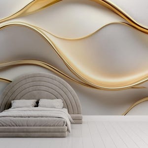 Può includere: Una scena di camera da letto moderna con un letto con testiera e biancheria da letto grigie. Una grande pianta verde in un vaso bianco è su un supporto di legno. La parete ha un design ondulato oro e crema e il pavimento è bianco.