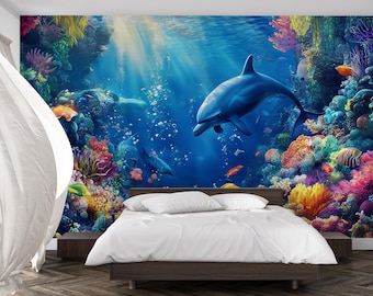 Könnte beinhalten: Ein lebendiges Wandbild, das eine Unterwasserszene mit Delfinen, bunten Korallen und Fischen darstellt. Das Kunstwerk wird von Blautönen dominiert, mit hellen Akzenten in Orange, Gelb und Rosa. Im Vordergrund befindet sich ein Bett mit weißer Bettwäsche.