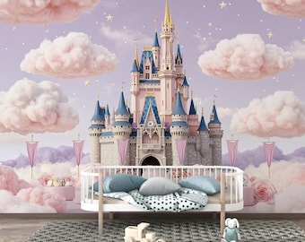 Könnte beinhalten: Eine verträumte Kinderzimmerszene mit einem Märchenschloss mit rosa und blauen Türmen, vor dem Hintergrund flauschiger rosa Wolken und Sterne. Im Vordergrund befindet sich ein weißes Kinderbett mit blauen Kissen und einer gemusterten Decke.