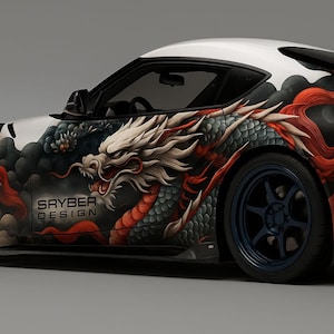 Puede incluir: Un coche deportivo blanco y negro con un detallado diseño de dragón en rojo, blanco y gris. El coche tiene ruedas negras y el texto "SAYBER DESIGN" en el lateral.