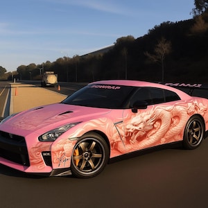 Puede incluir: Un coche deportivo rosa con un diseño de dragón detallado en el lateral. El coche tiene llantas negras y un alerón negro. La palabra "BOWRAP" es visible en el parabrisas.