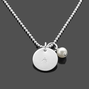 Kette Buchstabe Namenskette Silber Gravur INITIAL PEARL mit Initialen Süßwasserperle Geschenk Verlobung Hochzeit Geburtstag Freundin Frau