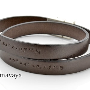 Könnte beinhalten: Ein braunes Lederarmband mit zwei Bändern, graviert mit den Koordinaten "47° 51' 5.37" N 122° 22' 19.19" E".