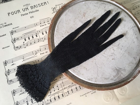 Pair of gloves in net and lace